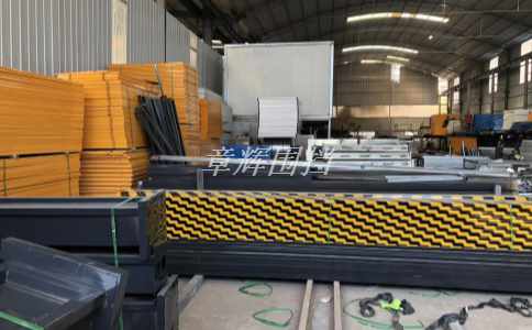 金屬圍擋周圍環(huán)境的臟污程度如何影響其清洗難度？(分析金屬圍擋的周圍環(huán)境與清洗難度的關(guān)系)