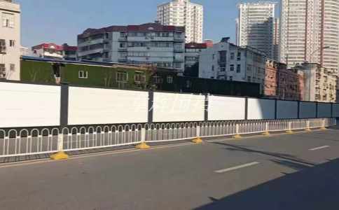 如何利用金屬圍擋確保高速公路行車安全？（高速公路金屬圍擋的應(yīng)用）