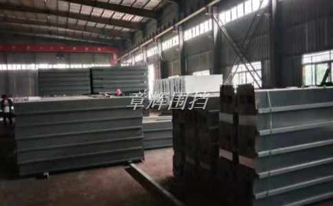 金屬圍擋在火車站、機(jī)場(chǎng)等公共交通場(chǎng)所中的使用方式有哪些？（公共交通場(chǎng)所中金屬圍擋的作用）